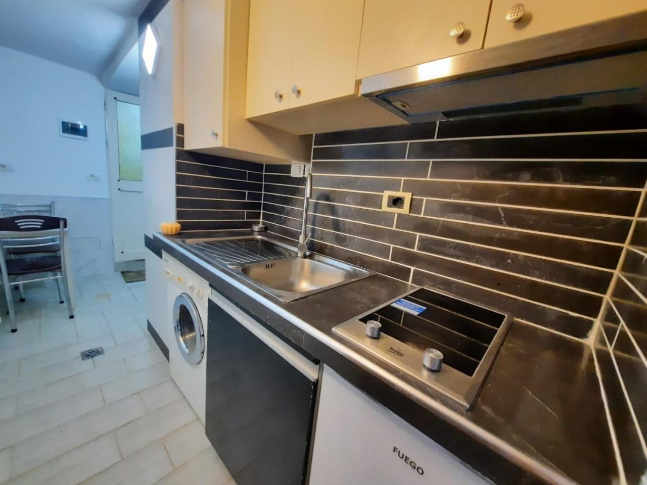 Lovely And Quite Apt. Appartement Tirana